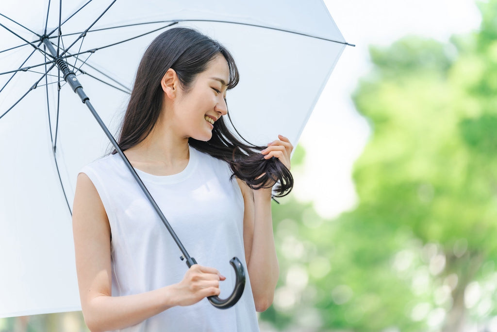 梅雨時期のヘアケアのポイント! 日々のルーティーンに取り入れられるワンポイントやおすすめのシャンプーもご紹介