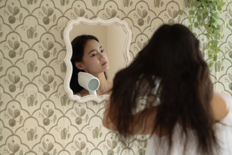 夏の美髪ドライヤー・レッスン 〜湿気や汗による広がり対策〜